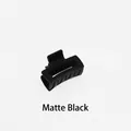 Detalle de una mini pinza para el pelo cuadrada hueca negro mate 4 cm diseño geométrico - Negro Mate
