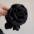 Eleganter schwarzer Satin-Haargummi mit Rosenform und Seidentextur für Damen - Schwarze Rose