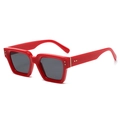 Occhiali da sole squadrati vintage rosso lucido con borchie dorate decorative - Montatura rossa lente grigia