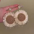 Dettaglio di orecchini a girasole intrecciati con pietre gialle e perline di cristallo - 10# Perno in Argento-Oro-Bianco-Marrone (Girasole Intrecciato con Nappa)