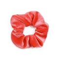 Chouchou en velours rouge corail avec une texture douce et soyeuse de qualité - Corail