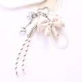 Ciondolo per borsa con fiocco di strass e perle su corda intrecciata per chiavi - Bianco