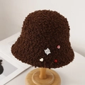 Dettaglio del cappello pescatore in peluche marrone caffè con stemma a gatto e cuore - Taglia unica / caffè