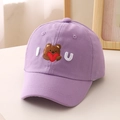 Lila Kinder-Baseballkappe mit niedlichem besticktem Bären, der ein rotes Herz hält - Lila (I Love U Bear)