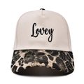 Dettaglio del ricamo Lovey sul cappellino color crema con visiera stampa leopardata - Grande Leopardo-LOVEY