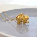 Collar con colgante de elefante en oro pulido con cadena de serpiente para hombres y mujeres - Dorado