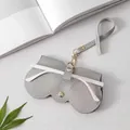 Funda de gafas en cuero granulado gris con clip dorado y correa de transporte - Gris