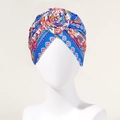 Detail van de bohemien tulband met kleurrijke paisleyprint en 3D-bloemenknoopontwerp - Koningsblauw