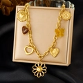 Gouden vintage hart kompas en zonnebloem hanger ketting op luxe zijden display - Gouden Multi-Hanger Stijl (N3890)