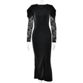 Dettaglio dell'elegante scollo a V in pizzo su abito nero a maniche lunghe con spacco - S / Nero
