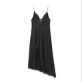 Elegante abito sottoveste in raso nero con bordo in pizzo e orlo asimmetrico raffinato - XS / Nero