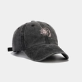 Détail de la broderie soleil et lune rose sur une casquette en coton gris délavé rétro - Réglable / Noir