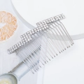 Peine de plata para el cabello con pedrería y perlas sobre un pedestal redondo blanco puro - Estilo de Diamantes de Imitación en Forma de Z / Plateado