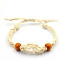 Vista macro de pulsera de cuerda trenzada beige hecha a mano con cuentas de madera y nudo - Estilo de Pulsera / Pequeño (30mm-35mm) / Blanco Roto