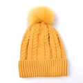 Détail de maille torsadée sur bonnet jaune avec pompon en fausse fourrure et bord côtelé - Jaune
