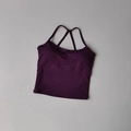 Dettaglio del gilet da yoga viola scuro con spalline incrociate e tessuto elastico - S / Viola Uva