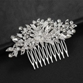 Dettaglio di un pettine per capelli da sposa in argento con fiori di cristallo - Stile 8