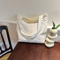 Borsa tote in tela bianca con pois neri su un tavolo rustico in legno naturale - Shoulder Bag