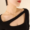 Collier avec pendentif cœur 3D doré en acier titane sur mannequin en haut noir - 40+5cm / Or (P662)