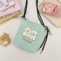 Detail der mintgrünen Beuteltasche mit Welpenstickerei und kariertem Kordelzug - Süßer weißer Hund (Minzgrün)