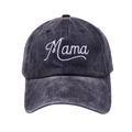 Detaillierte Nahaufnahme der weißen Mama-Stickerei auf einer dunkelgrauen Vintage-Kappe - Schwarz (Mama Stickerei)