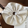 Coletero de satén champán de gran tamaño con textura de seda plisada suave para mujer - Beige