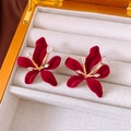 Makro-Detail von dunkelroten Samt-Blumenohrringen mit vergoldeten Zirkonia-Akzenten - Silbernadel Rot Große Blume (Echtgold Vergoldet)