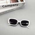 Flache Darstellung der weißen Vintage-Oval-Sonnenbrille auf grauem Hintergrund mit Büchern - Porzellanweiß
