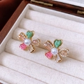 Detalle de pendientes de flores vintage de colores con perla central y bordes dorados - Aguja de Plata - Oro - Rosa - Verde