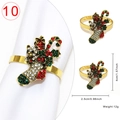 Détail d'un rond de serviette festif avec strass et breloques de Noël - 10
