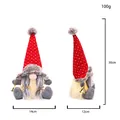Detailweergave van handgemaakte kerstkabouter met grijze baard en hartjespatroon muts - Stijl met bellen