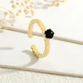 Detail eines 18K Goldrings mit schwarzem Edelstein und strukturierter Wabenform - Schwarz (RG0363-D)