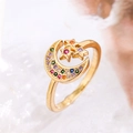 Detailansicht von Goldring mit Mond und Sternen, besetzt mit bunten Zirkoniasteinen - Bunter Zirkon Asymmetrischer Stil (1CR0199CX) / Gold