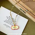 Collier ethnique avec pendentif pomme en céramique et cordon tressé coloré à pompons - Pomme Rouge