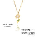 Detailansicht der lila Gänseblümchen-Halskette mit Maßen 18,5x10mm und 4g Gewichtsanzeige - Goldfarbe - Lotus