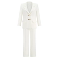 Detail van witte double-breasted blazer met gouden knopen en bijpassende pantalon - S / Wit