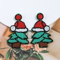 Handgefertigte Perlenohrringe Weihnachtsbaum mit rotem Hut und bunten Perlen - Stil 2 (Weihnachtsbaum mit Hut)
