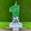 Fußball Geburtstagskerze Nummer 1 mit grünem Glitzer und Miniatur Fußball Verzierung - Nummer 1