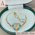 Vue détaillée du pendentif cœur Vierge Marie doré avec zircons multicolores sur coffret - Cœur Zirconia Multicolore