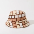 Primer plano de la textura gruesa de vellón sherpa a cuadros de un cálido gorro de invierno - M (56-58cm) / Albaricoque