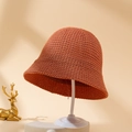 Cappello a secchiello minimalista in maglia caramello da donna con motivo all'uncinetto 3D - M(56-58cm) / Colore caramello