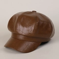 Primer plano de la gorra tipo newsboy de cuero marrón con costuras clásicas de ocho piezas - M(56-58cm) / Caramelo