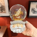 Détail de la boule à neige de Noël avec socle Père Noël et scène festive interne - Père Noël vintage / 11*10.5*14cm
