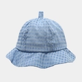 Dettaglio cappello sole neonato a quadretti azzurri con tesa ondulata e cotone traspirante - Blu