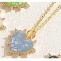 Vue macro de pendentifs en cœur avec incrustation mosaïque et bordure en cristal - Bleu Royal (XL2443)