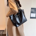 Klassische schwarze große Shopper-Tasche mit glänzender Faltenstruktur und Goldteilen - Schwarz