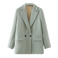Detalle de blazer verde claro con solapas de muesca, bolsillos con solapa y botones - S / Tops / Verde claro