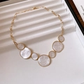 Collier chaîne dorée avec pendentifs en résine marbre blanc dans un coffret à bijoux - Collier / Blanc