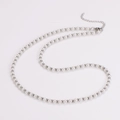 Detalle de collar de perlas vintage con cuentas de metal plateado y cadena de extensión - Collar Color Plata (4mm)