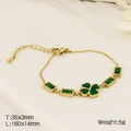 Bracciale in acciaio dorato con gemme rettangolari verdi e ciondolo a quadrifoglio - Stile Quadrifoglio (KB182722-HM) / Oro/Verde smeraldo